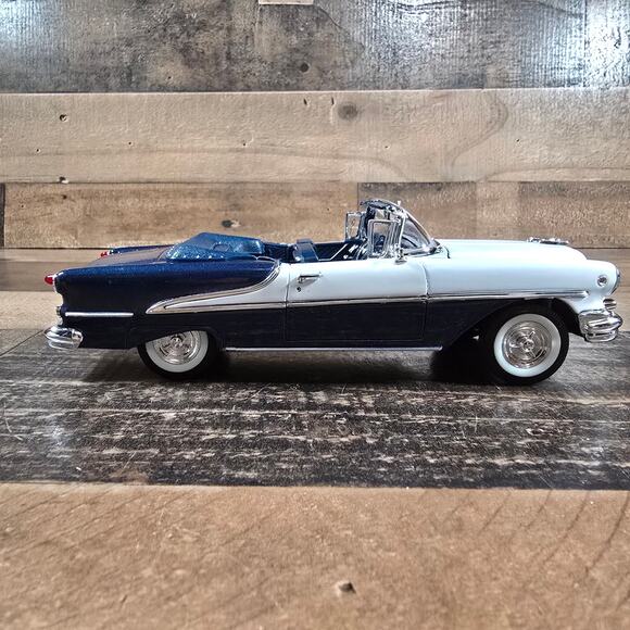 Welly 1955 Oldsmobile Super 88 Convertible Diecast - Picture 4 of 12